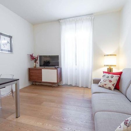 Joivy 1Br Apt In Isola With Stunning View To Bosco Verticale Milan Luaran gambar