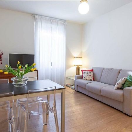 Joivy 1Br Apt In Isola With Stunning View To Bosco Verticale Milan Luaran gambar