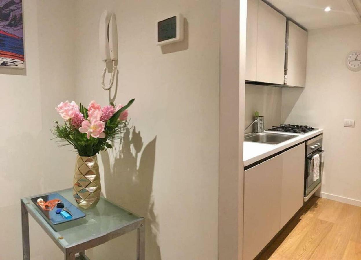 Joivy 1Br Apt In Isola With Stunning View To Bosco Verticale Milan Luaran gambar